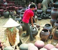 Vietnamese village continues ancient ceramics tradition