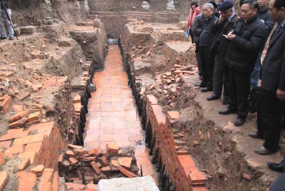 Unearthed architectural remains from Thang Long Citadel, SGGP 20121227