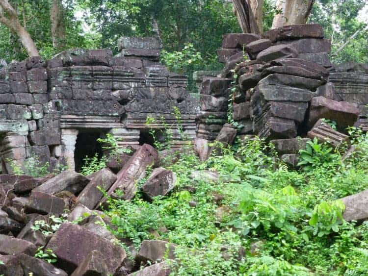 Rain fells Banteay Chhmar wall