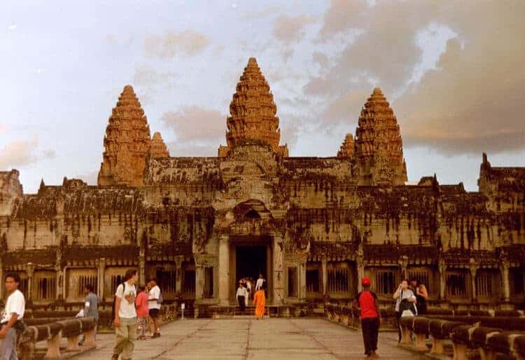 Roundup: Naked tourism in Angkor