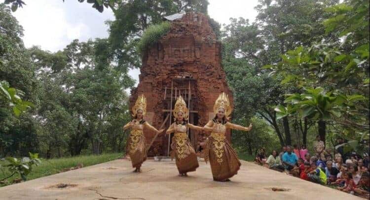 Joy in Sa Kaew as US museum agrees to return stone carving to temple