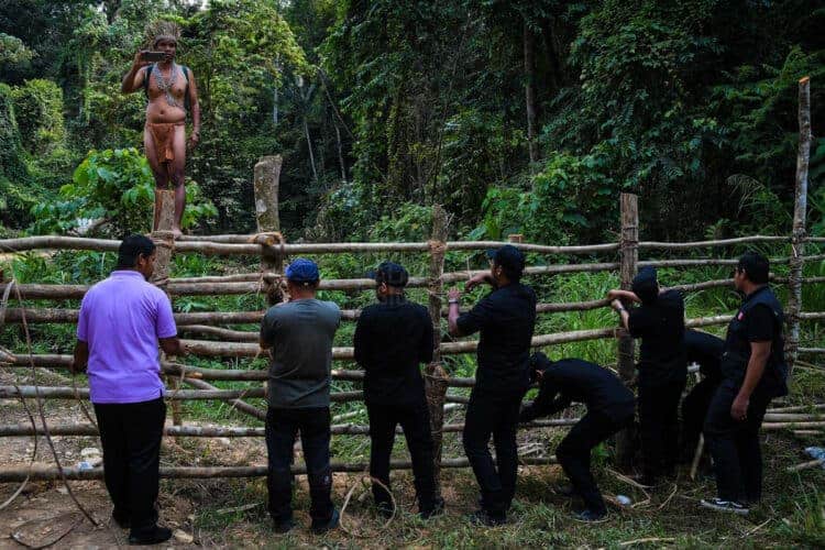 Forestry Deparment Officer dismantle a Kalge blockade in the Gua Musang forests at Kuala Betis, Gua Musang Kelantan on August 27,2018.The Malaysian Insight/Afif Abd Halim
