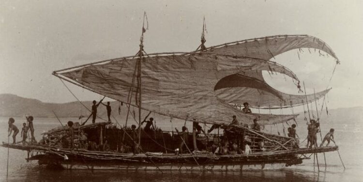 A Motu trading ship with its characteristic crab claw shaped sails. Taken in the period 1903-1904. Source: Trustees of The British Museum, CC BY-NC-SA