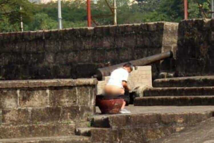 Tourist defecating in intramuros. Source: Philstar, 20200127