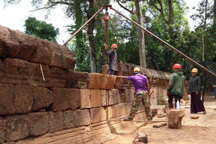 Banteay Srei wall repair. Source: Koh Santepheap Daily 20201007