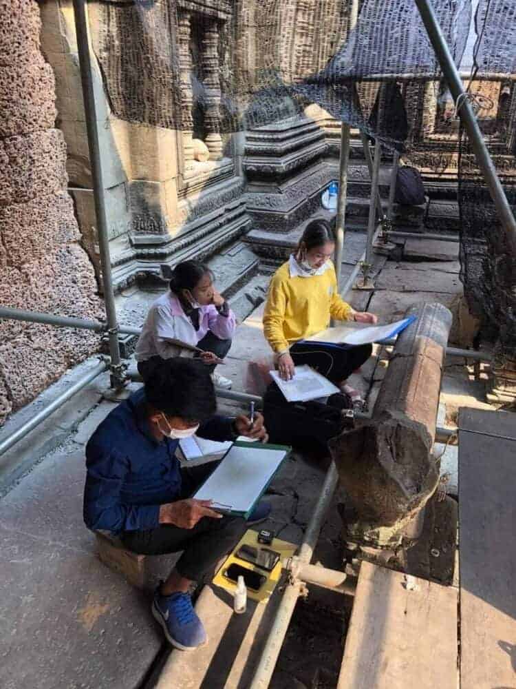 Repairs to Banteay Samre. Source: Rasmei News 20210413