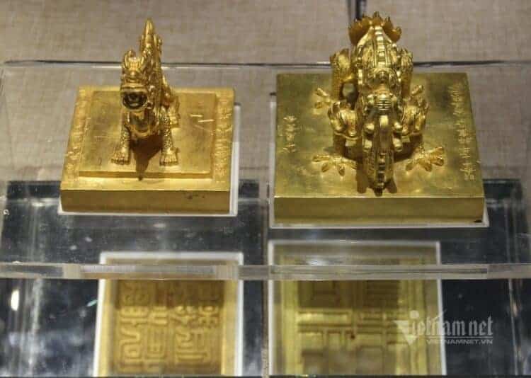 The gold seal of Emperor Tu Duc (left) and the gold seal (right) of Emperor Minh Mang. Source: Vietnam Net 20210620
