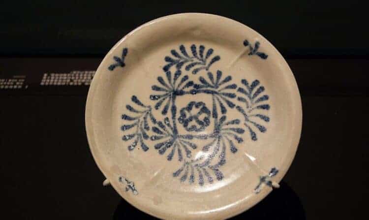 DISH WITH FLORAL LOZENGE MOTIF FROM THE BELITUNG SHIPWRECK, ARTSCIENCE MUSEUM, SINGAPORE. PHOTO BY JACKLEE ON WIKIMEDIA COMMONS (CC BY-SA 3.0).